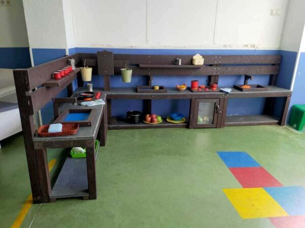 Detalle de cocina para niÑos ecologica de plastico reciclado colegios