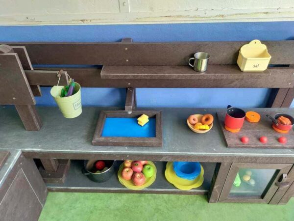 Detalle de cocina para niÑos ecologica de plastico reciclado colegios