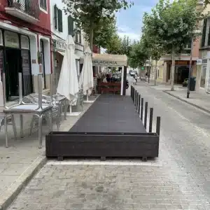 Detalle de tarima ecológica de plástico reciclado en zona exterior a restaurante