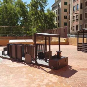 Detalle de tren ecológico de plástico reciclado instalado en Palma