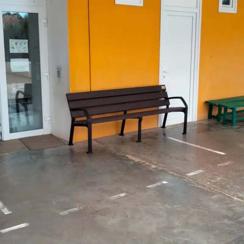 Detalle de banco ecológico de plástico reciclado Amstertam