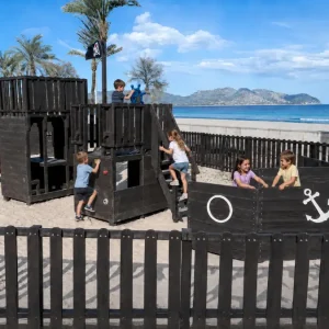 Parque ecológica barco pirata de plástico reciclado con niños jugando