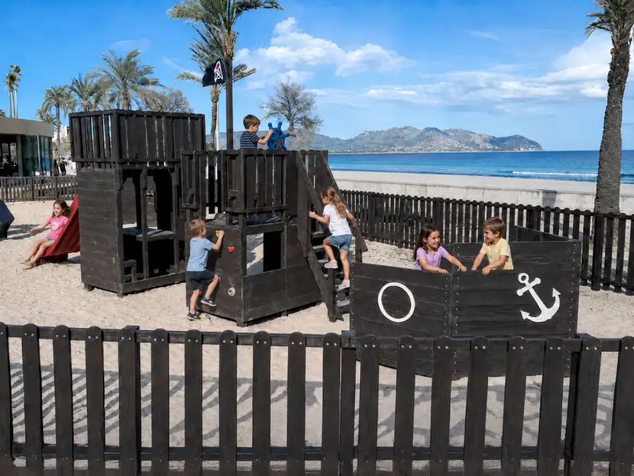 Parque ecológica barco pirata de plástico reciclado con niños jugando