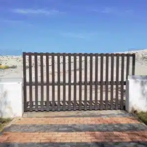 Detalle frontal de Puerta Corredera Almería Ecológica de plástico reciclado