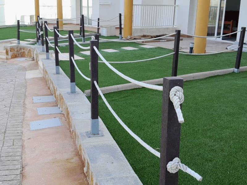 Detalle de poste con cuerdas ecológico de plástico reciclado