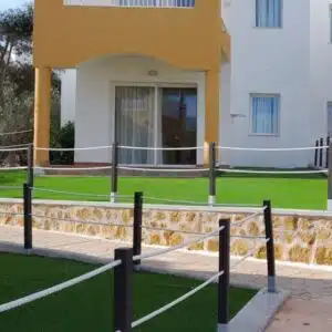 Detalle de poste con cuerdas ecológico de plástico reciclado