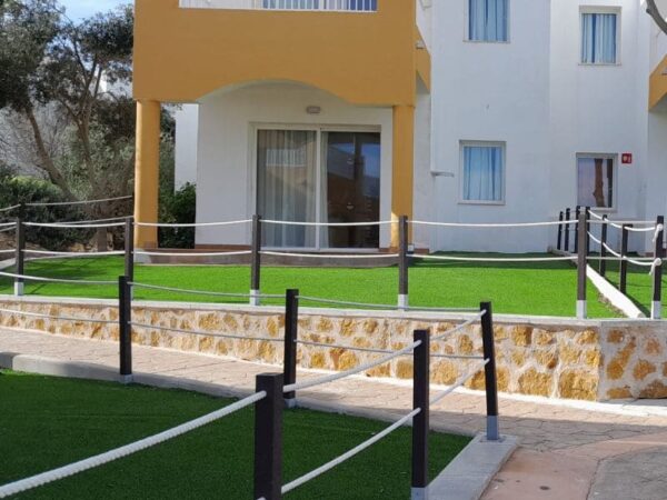 Detalle de poste con cuerdas ecológico de plástico reciclado