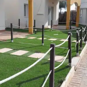 Detalle de poste con cuerdas ecológico de plástico reciclado