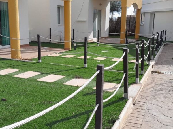 Detalle de poste con cuerdas ecológico de plástico reciclado