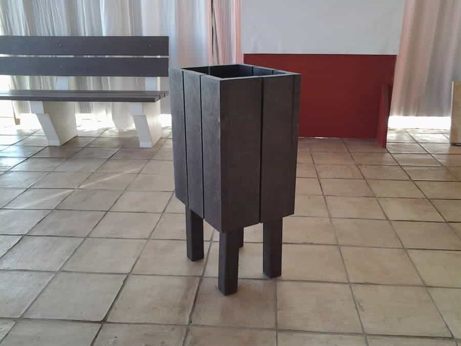 Detalle de PAPELERA BÁSICA PEQUEÑA ECOLÓGICA DE PLÁSTICO RECICLADO 4 PIES