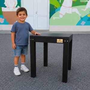 Pupitre mini ecológico de plástico reciclado con niño