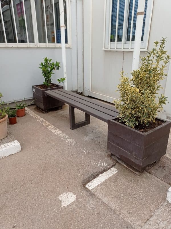 Banco con jardineras ecológico de plástico reciclado