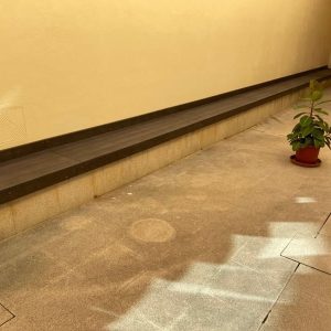 banco ecolológico ce plástico reciclado sobre hormigón