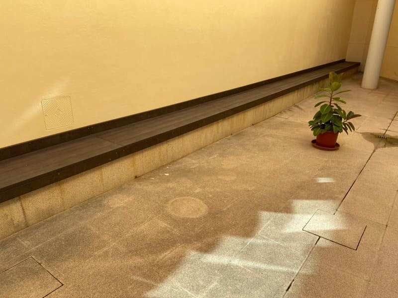 banco ecolológico ce plástico reciclado sobre hormigón