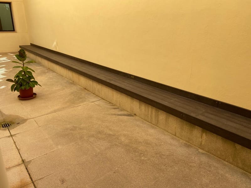 banco ecolológico ce plástico reciclado sobre hormigón