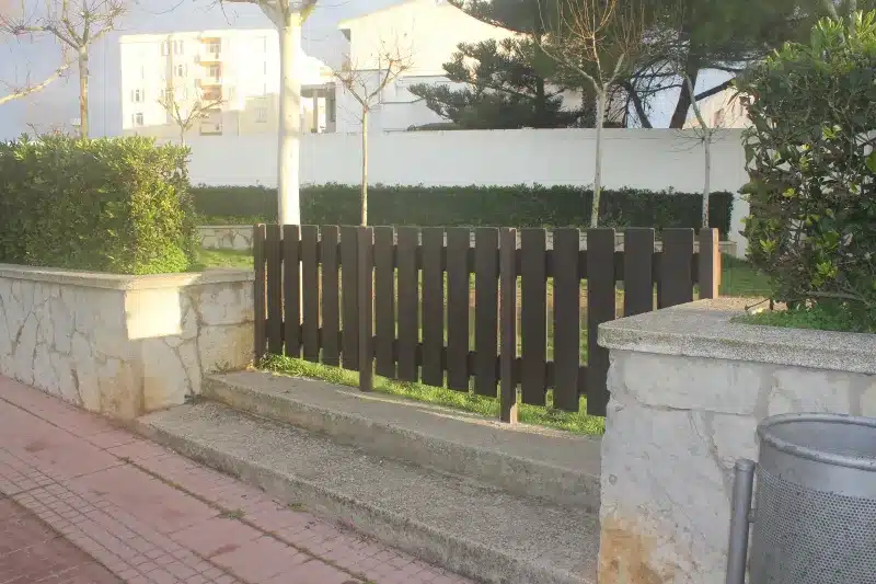 Detalle de vallado pipican ecológico de plástico reciciclado