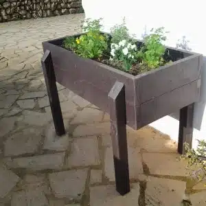 Detalle de mesa de siembra ecológica de plástico reciclado
