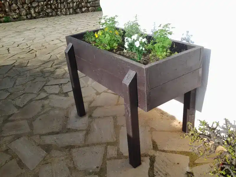 Detalle de mesa de siembra ecológica de plástico reciclado