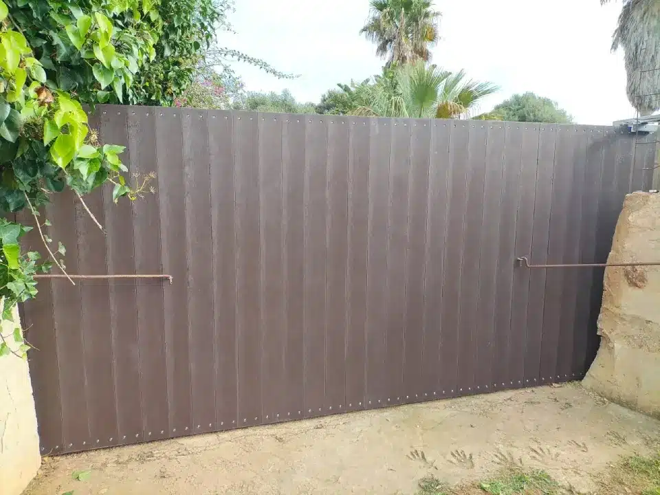 detalle de puerta modelo córdoba ecológica de plastico reciclado