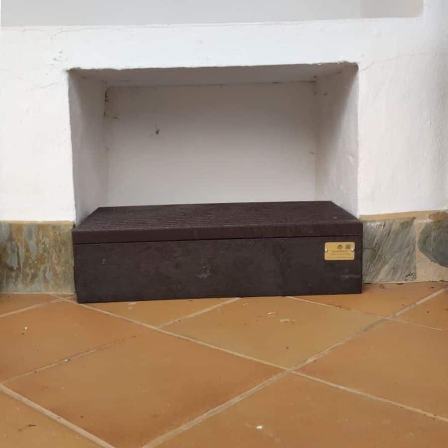 Detalle de Cajón reposa pies ecológico de plástico reciclado