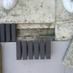 Detalle de cubre canal ecológico de plástico reciclado