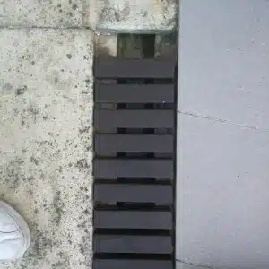 Detalle de cubre canales ecológico de plástico reciclado en posición vertical