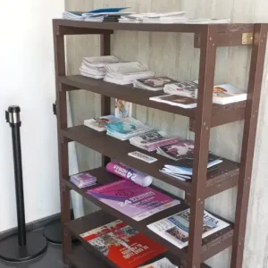 Detalle desde lateral de estantería ecológica de plástico reciclado en uso dentro de un edificio