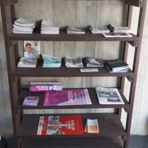 Detalle de estantería ecológica de plástico reciclado en uso dentro de un edificio
