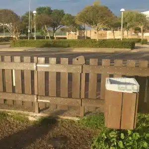 Detalle en zona ajardinada de puerta Vallado pipican de plástico reciclado