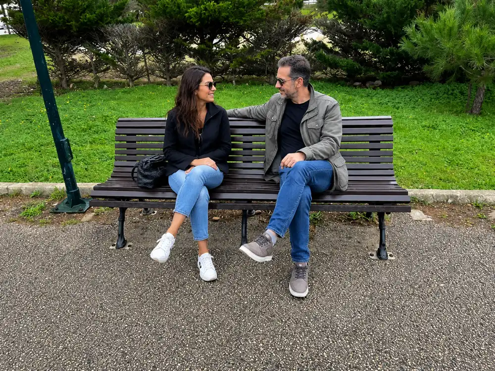 Dos personas disfrutando de un banco romántico ecológico de plástico reciclado
