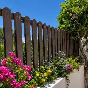 Detalle de Vallado Santi ecológico de plástico reciclado con jardineras de flores